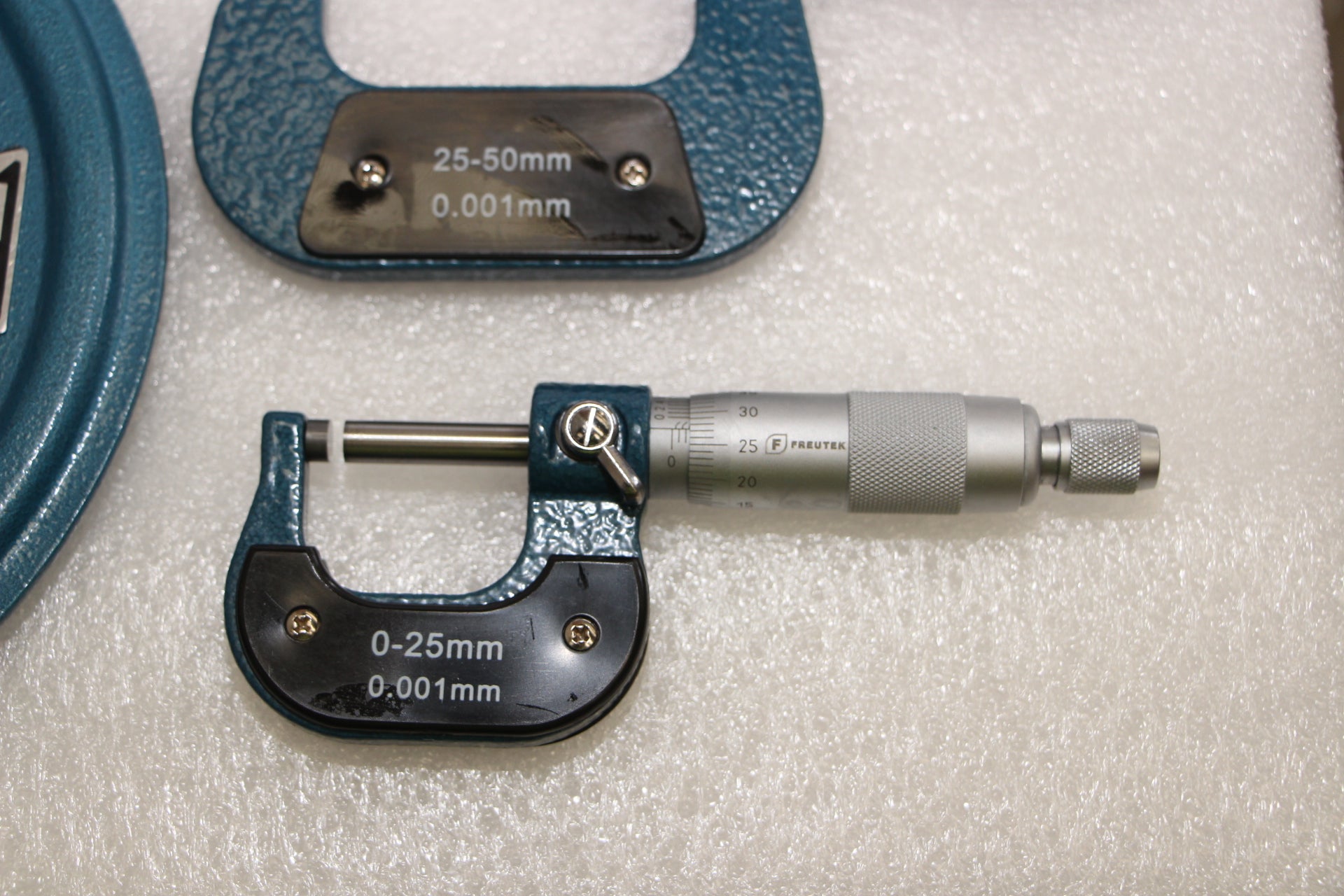 SDM0056 - Set of 8 External Micrometers 0-200 x 0.001mm